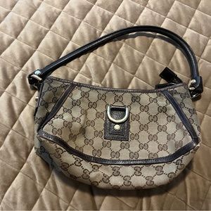 Gently used authentic Gucci purse!!